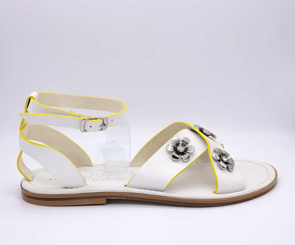 Sandali donna in vacchetta spazzolata colore bianco con lissatura in giallo