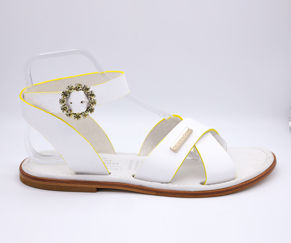 Sandali donna in pelle di vacchetta spazzolata colore bianco lissata giallo